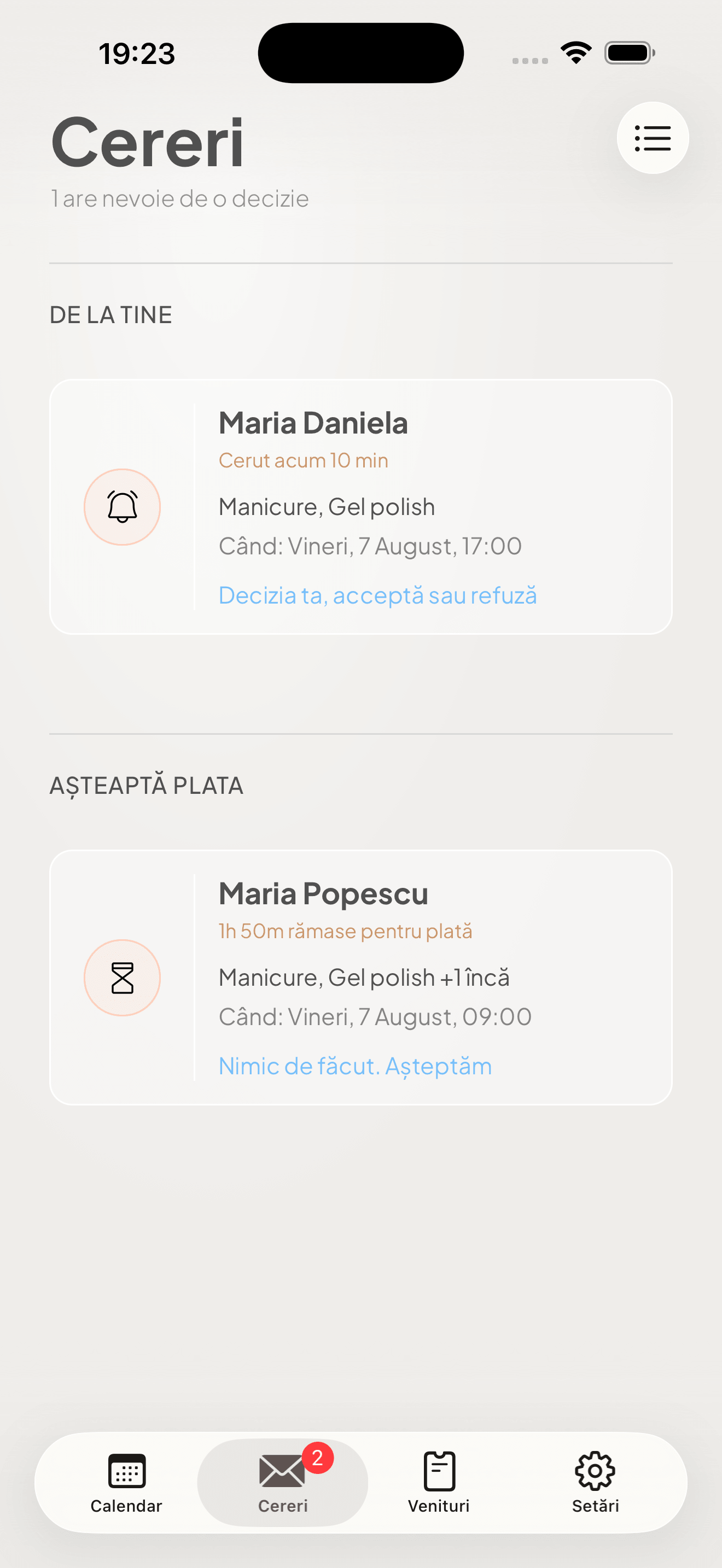 Aplicația Uvia pe telefon: Inbox cu cereri de programare care așteaptă o decizie.